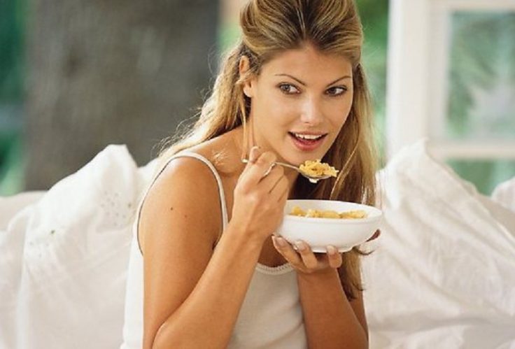 Woman-skipping-breakfast